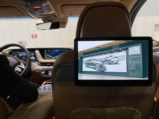 제네시스 G90 2열 디스플레이. 장우진 기자